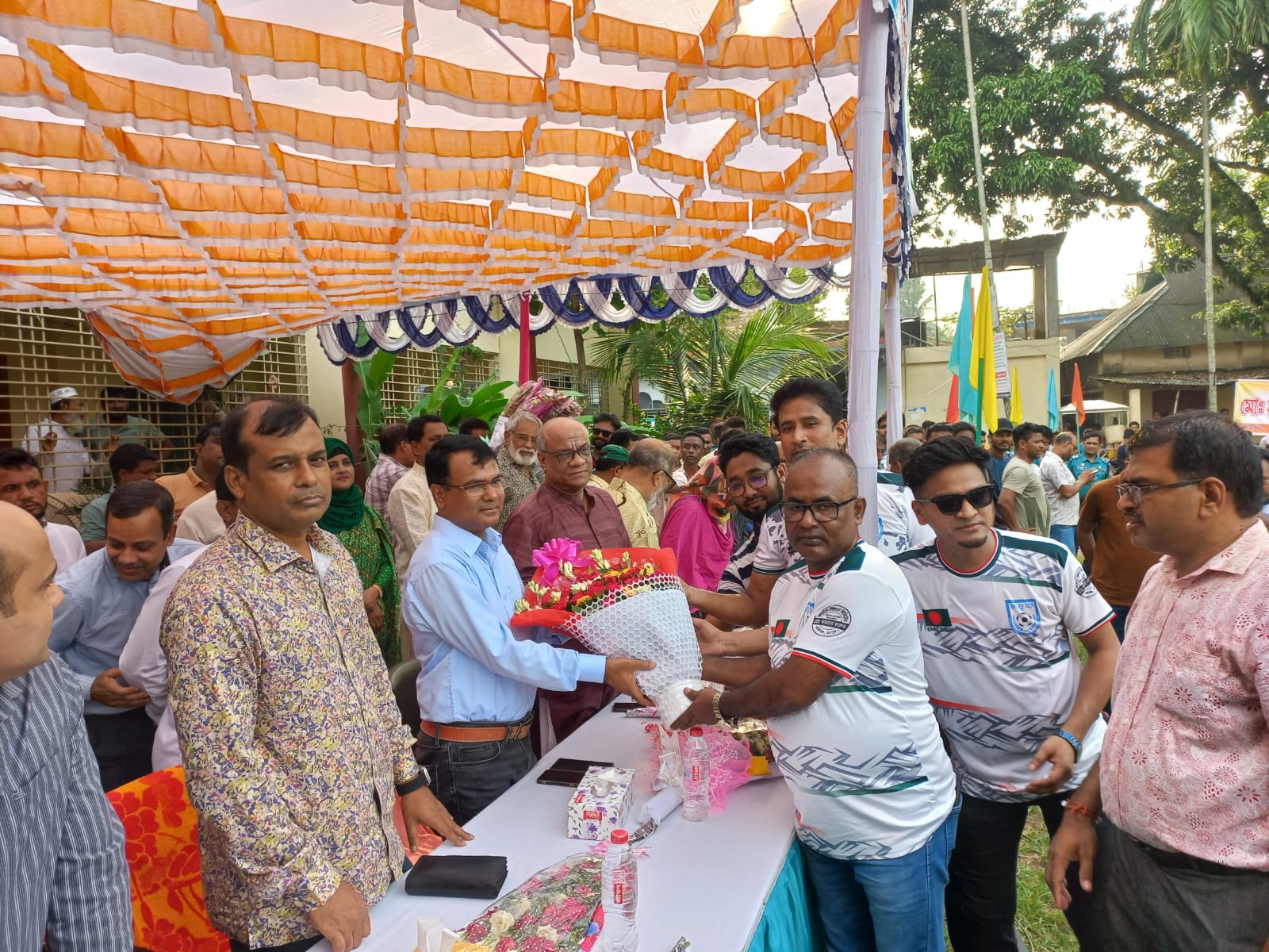 মাহিগঞ্জ থানা পুলিশ ও কমিউনিটি পুলিশিং কমিটির আয়োজনে ফুটবল ম্যাচ