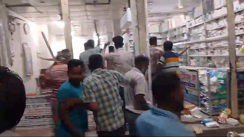 শরীয়তপুরে প্রসূতি ও নবজাতকের মৃত্যুর ঘটনায় ক্লিনিকে ভাঙচুর