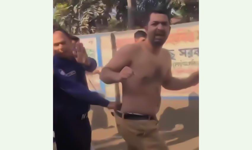 নিষিদ্ধ সংগঠন ছাত্রলীগের সাবেক আহ্বায়ককে মারধর করে পুলিশে সোপর্দ