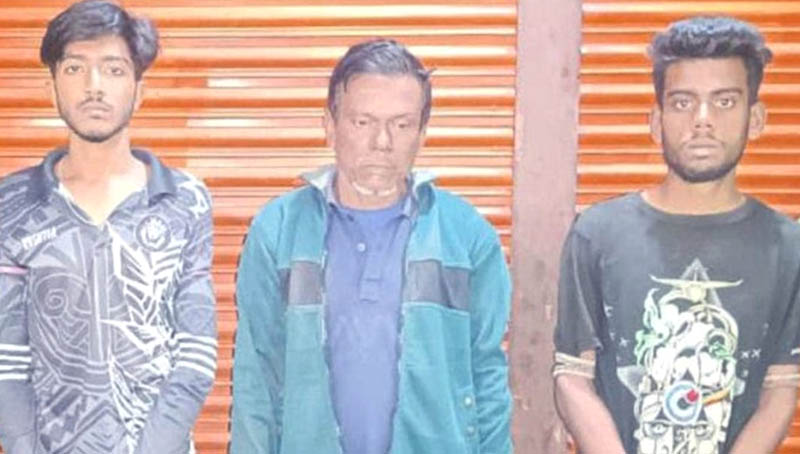 কুষ্টিয়ায় সেনাবাহিনীর হাতে পিস্তলসহ আটক তিন যুবক