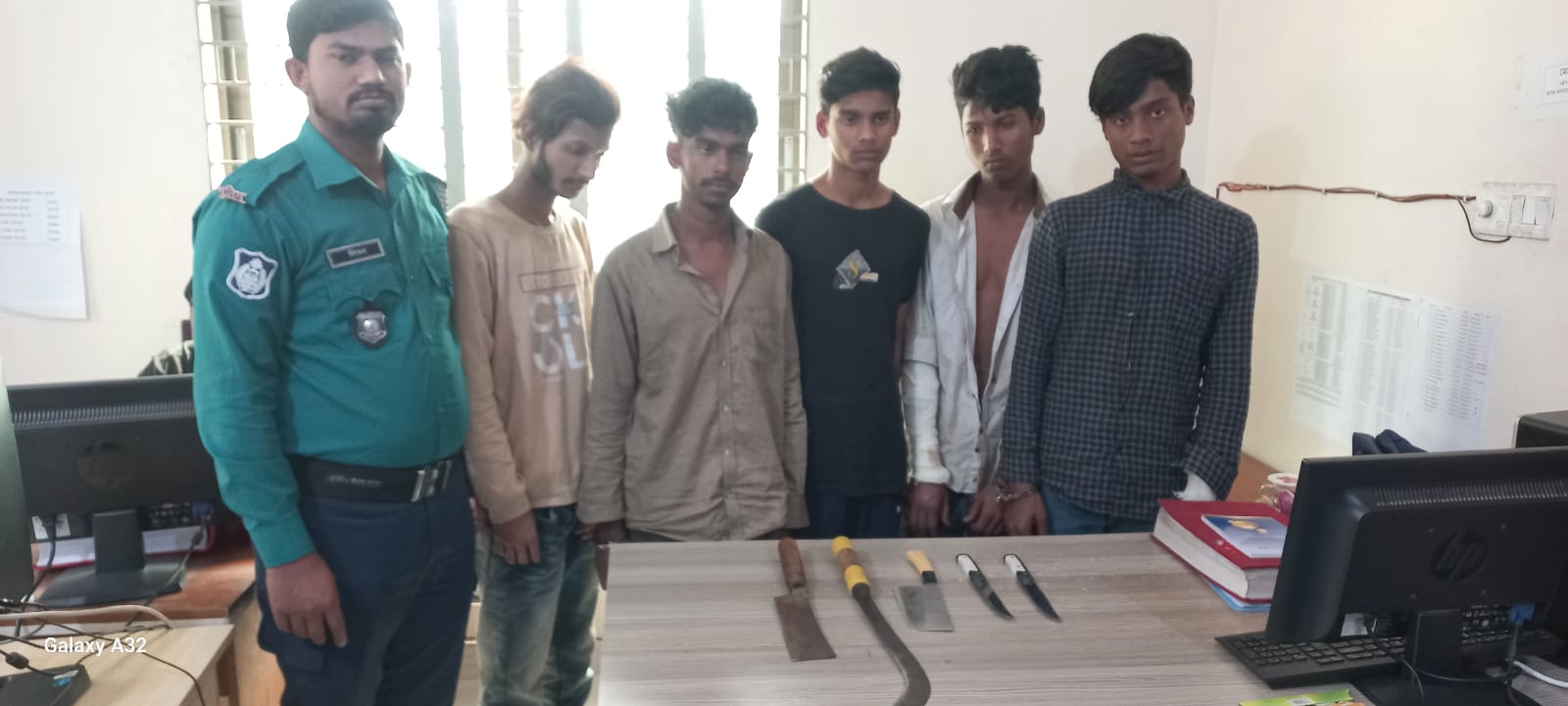 বাসনে পুলিশ অভিযানে দেশীয় অস্ত্রসহ গ্রেফতার ৪ ছিনতাইকারী