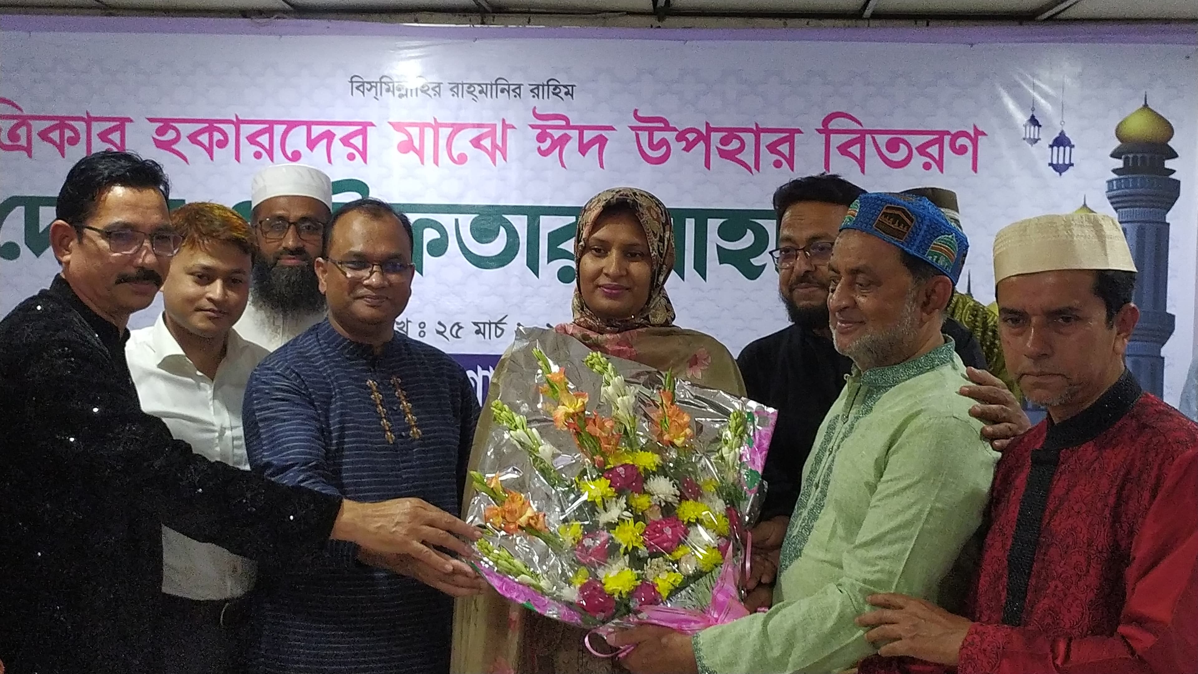 কিশোরগঞ্জ প্রেসক্লাবের উদ্যোগে পত্রিকার হকারদের মাঝে ঈদ সামগ্রী বিতরণ