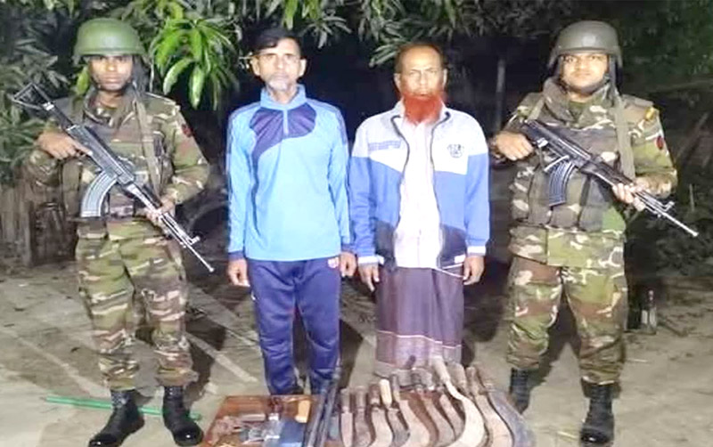 খোকসায় বিএনপি নেতার বাড়িতে বিদেশি পিস্তল ও গুলিসহ আটক তিন