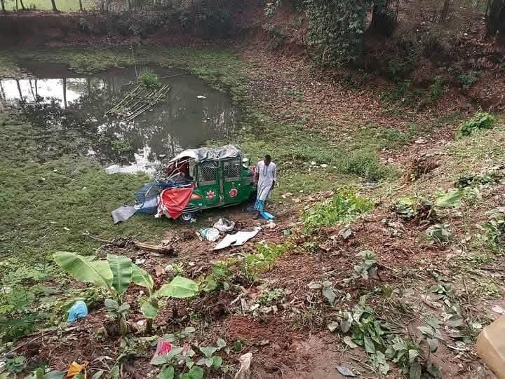 ঢাকা–কিশোরগঞ্জ মহাসড়কে অটোরিকশা খাদে পড়ে নারী নিহত, আহত ৩