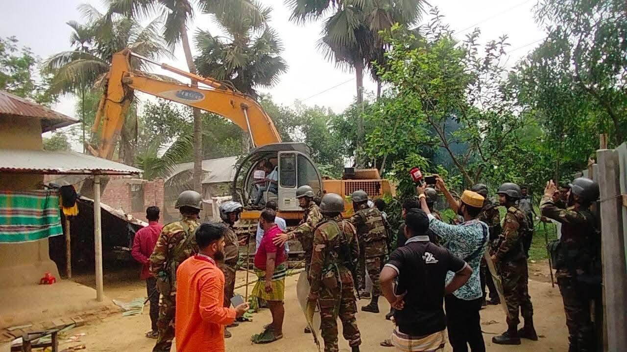 শ্রীপুরে যৌথ বাহিনীর অভিযানে গুঁড়িয়ে দেওয়া হলো ৫৬টি বসতবাড়ি