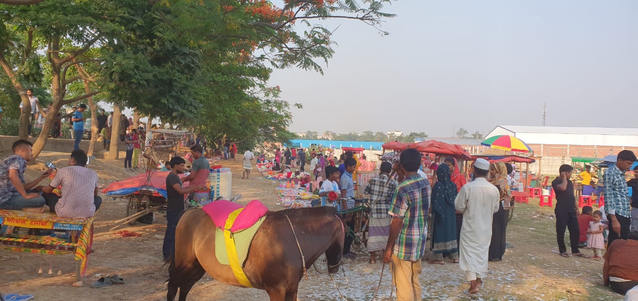 ছুটির দিনে গাজীপুরের ফেউছাগাড়া ভাঙ্গা ব্রিজে দর্শনার্থীদের মিলনমেলা