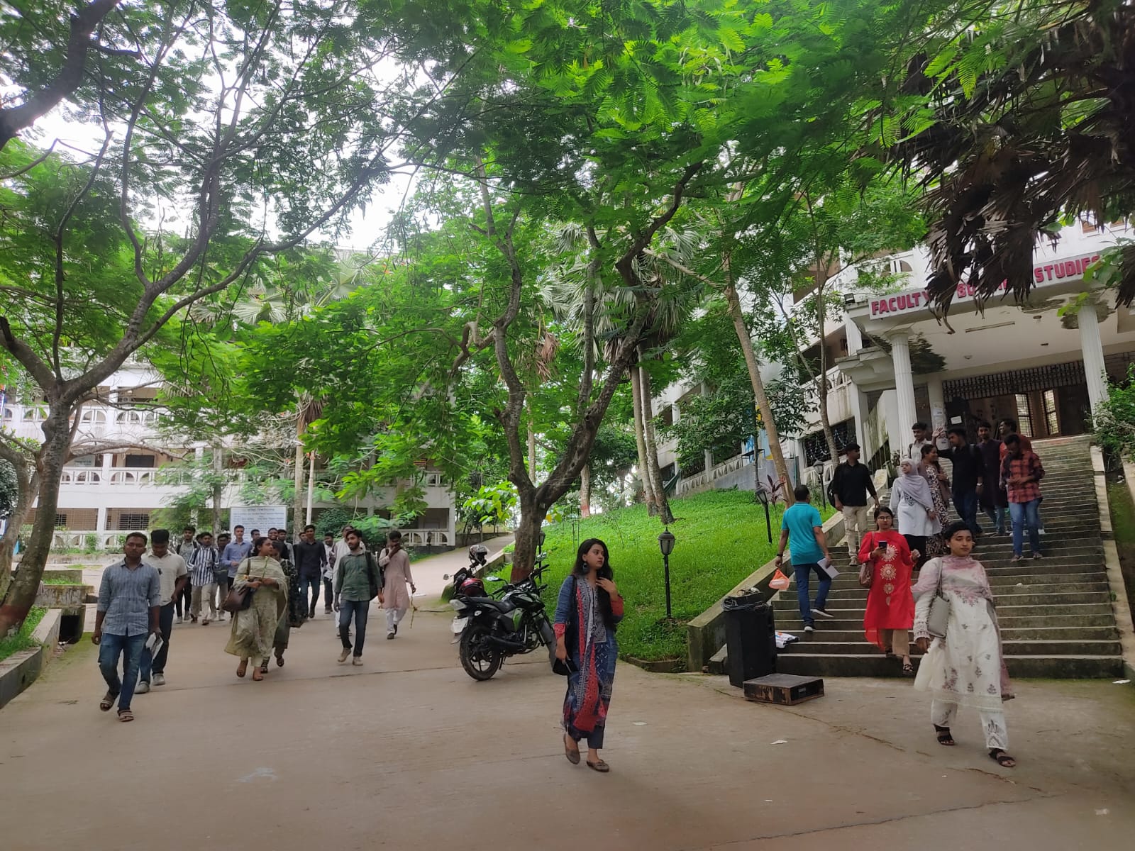 নবীনদের পদচারণায় মুখরিত কুমিল্লা বিশ্ববিদ্যালয়, একযোগে ১৯ বিভাগে নবীনবরণ