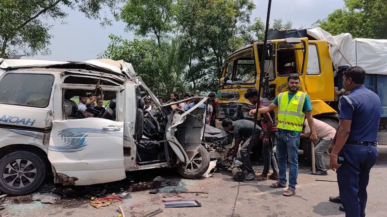 নাটোরের বড়াইগ্রামে সড়ক দুর্ঘটনায় ৮ জন নিহত 