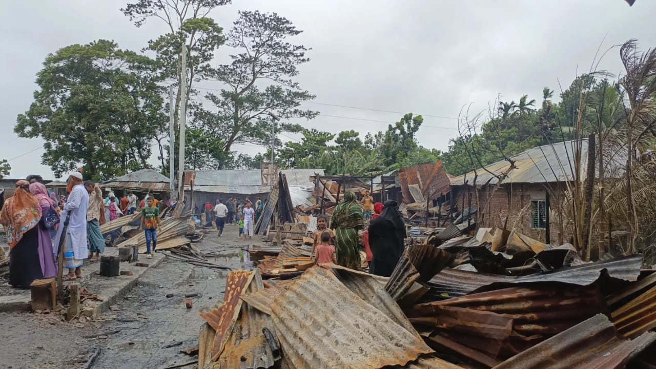 মুলাদীর নুন্দীর বাজারে ভয়াবহ আগুনে পুড়ে ছাই ২৭ দোকান