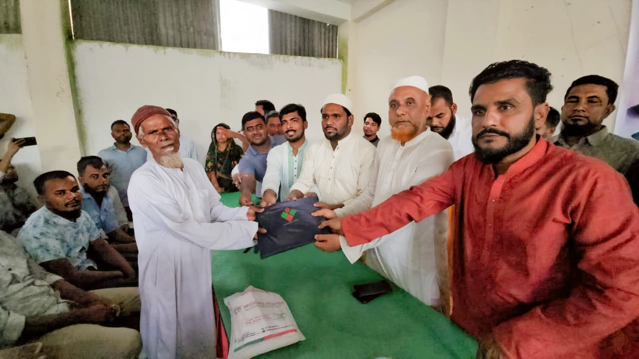 গলাচিপায় গণঅধিকার পরিষদের উদ্যোগে রেইনকোট বিতরণ