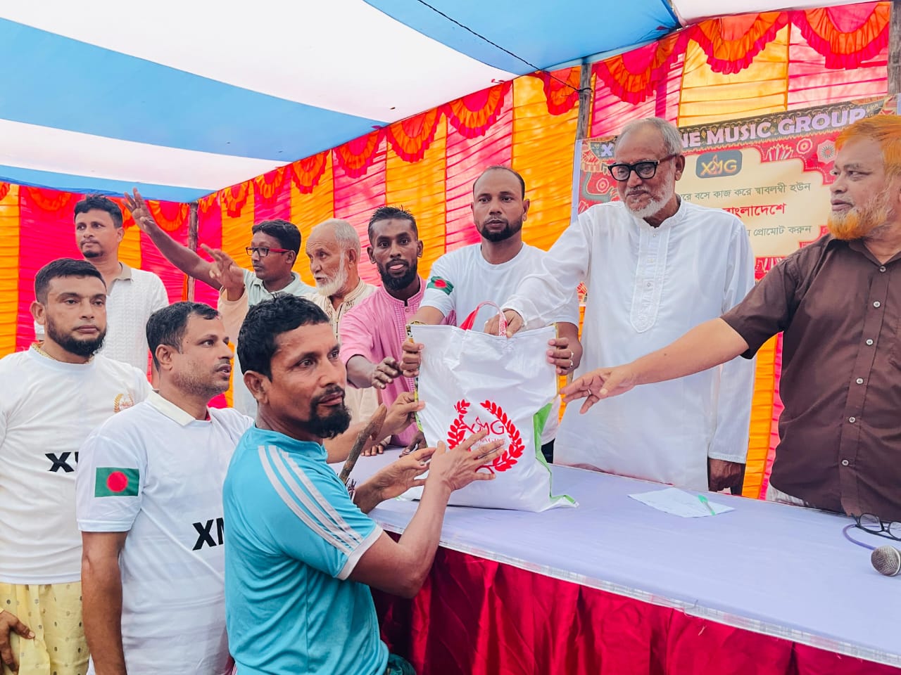 সেনবাগে শতাধিক অসহায় পরিবারকে খাদ্য সহায়তা দিল এক্সএমজি মিউজিক গ্রুপ