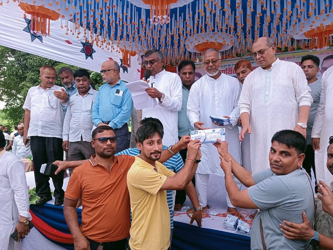 শারর্দীয় দূর্গা পূজা উপলক্ষে কালিয়াকৈরে বিএনপির আর্থিক সহযোগিতা