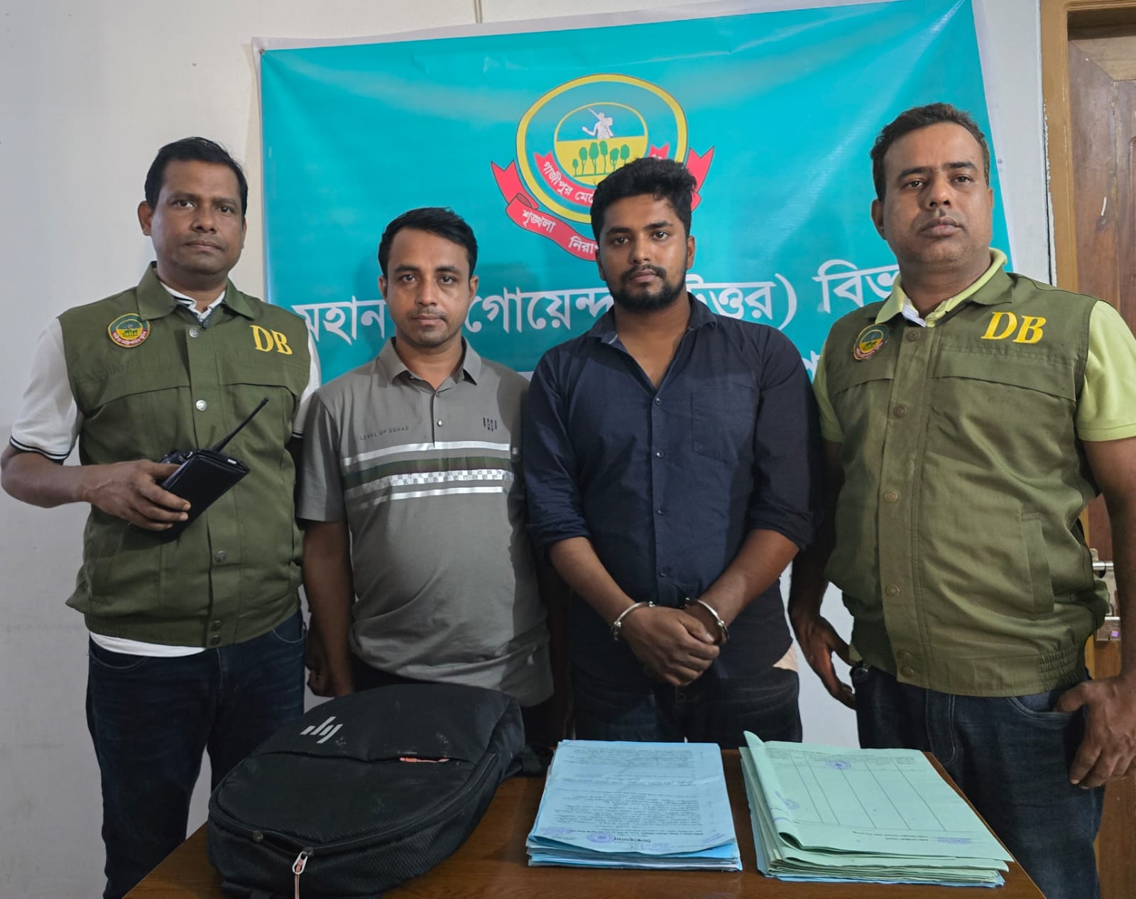 সিঙ্গাপুর পাঠানোর নামে গৃহবধূকে বিক্রি, গাজীপুরে মানবপাচার চক্রের দুই সদস্য গ্রেফতার