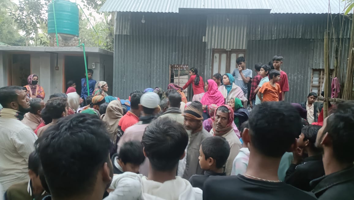 ঘরের মধ্য থেকে গৃহবধূর ঝুলন্ত মরদেহ উদ্ধার