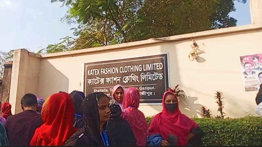 শ্রীপুরে বকেয়া বেতনের দাবিতে শ্রমিকদের বিক্ষোভ, কারখানায় তালা