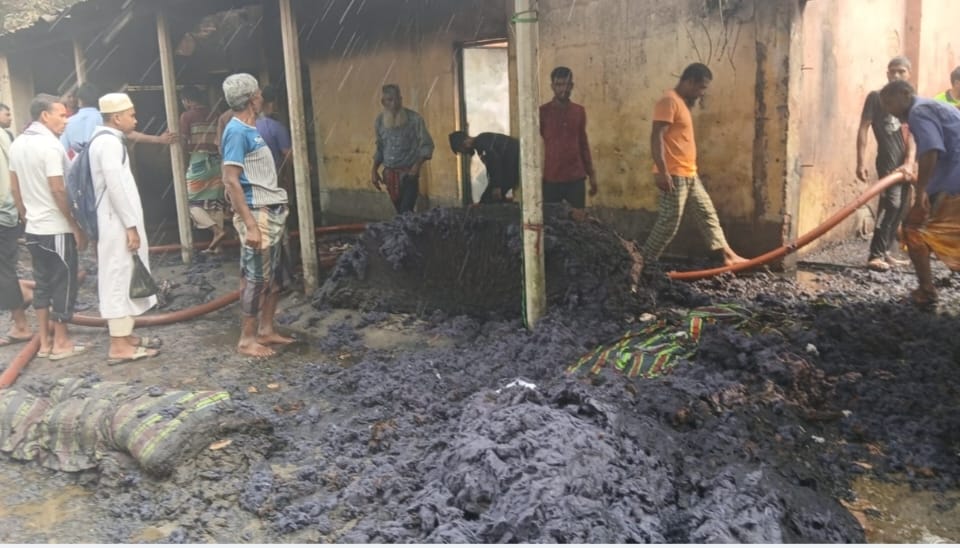 কিশোরগঞ্জে শর্ট সার্কিটের আগুনে তুলার গোডাউন ও পুলিশ সদস্যের বাড়ি ভস্মীভূত
