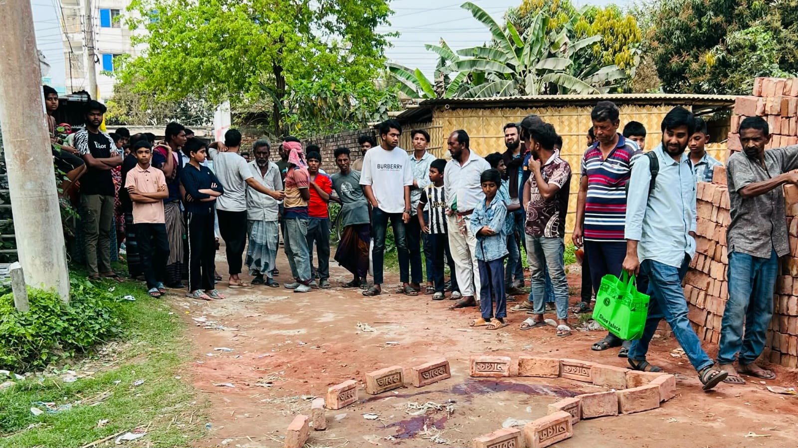 কু‌ষ্টিয়ায় প্রকা‌শ্যে যুবক‌কে কু‌পি‌য়ে হত‌্যা