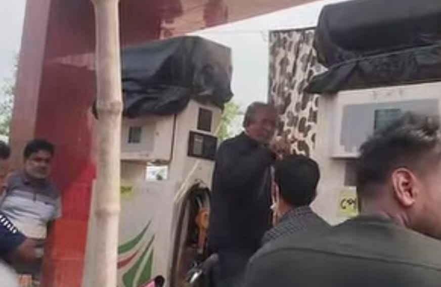 তেল চাওয়াকে কেন্দ্র করে ক্রেতাকে মারধরের অভিযোগ