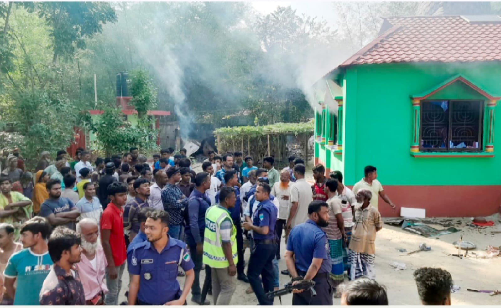 কুষ্টিয়ায় ‘পীরের’ আস্তানায় হামলা-আগুন, আস্তানাপ্রধান নিহত