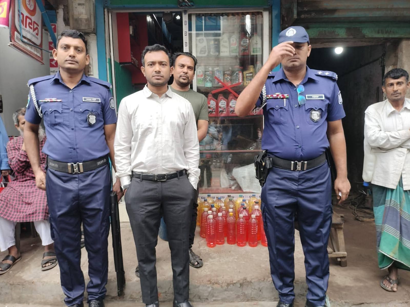 বগুড়ায় বেশি দামে তেল বিক্রি: মা এন্টারপ্রাইজকে ৩০ হাজার টাকা জরিমানা