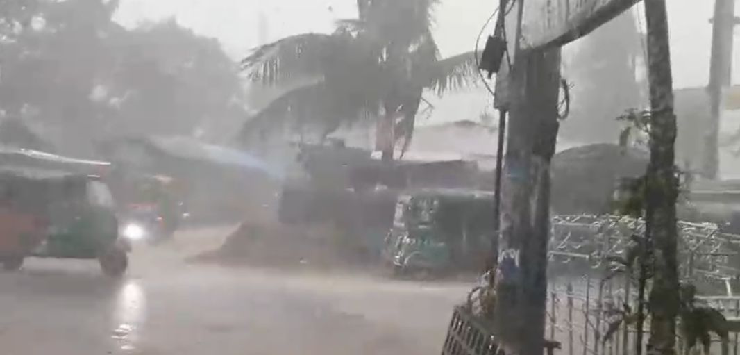 ১ ঘণ্টার বৃষ্টিতেই ফেনীতে জলাবদ্ধতা: পৌর সেবার মান নিয়ে জনমনে ক্ষোভ