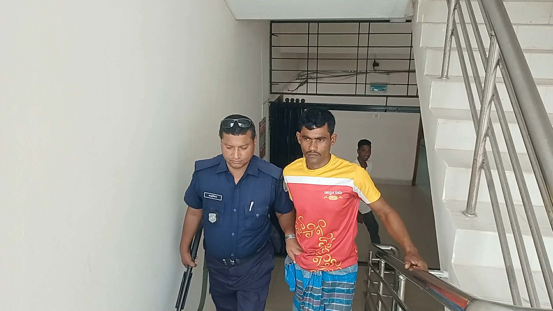 আমতলীতে মেয়েকে ধর্ষণের অভিযোগে বাবা আটক