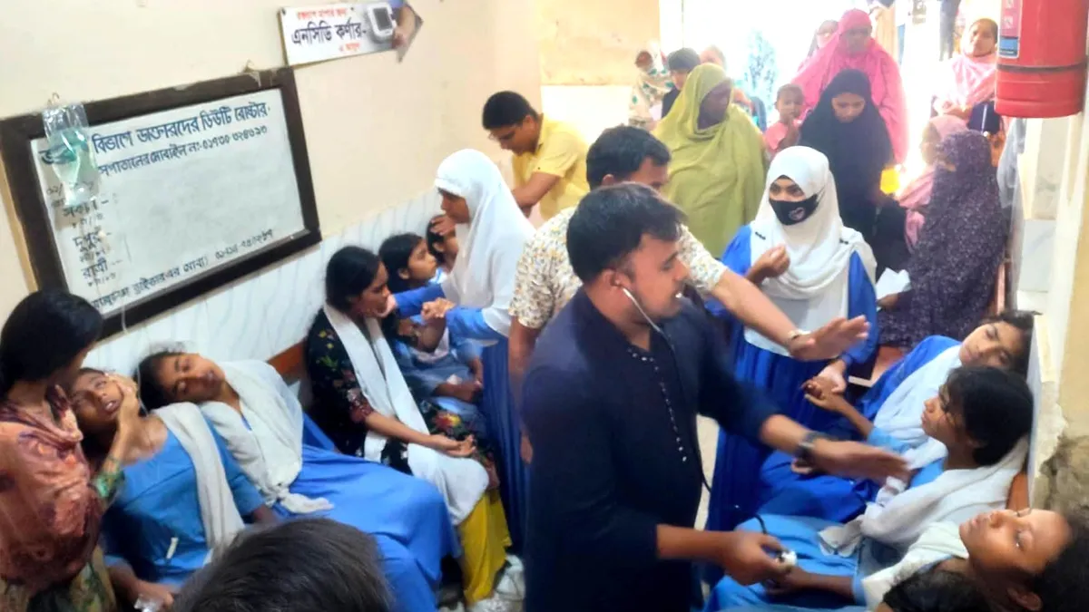 হঠাৎ অসুস্থ হয়ে হাসপাতালে ভর্তি ৬৫ ছাত্রী!