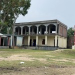 ৩৭ লাখ টাকার ভবনে নেই ওঠার সিঁড়ি, গাদাগাদি করে চলছে পাঠদান