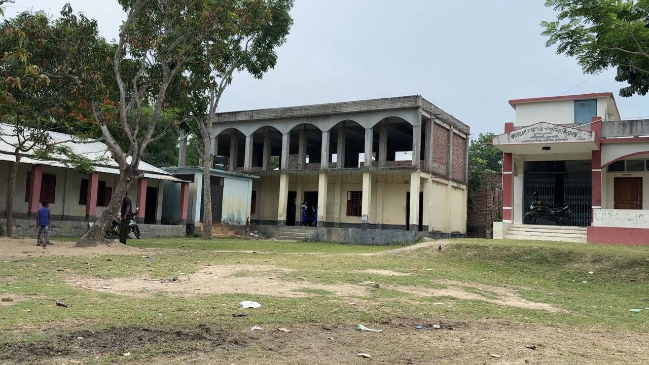 ৩৭ লাখ টাকার ভবনে নেই ওঠার সিঁড়ি, গাদাগাদি করে চলছে পাঠদান
