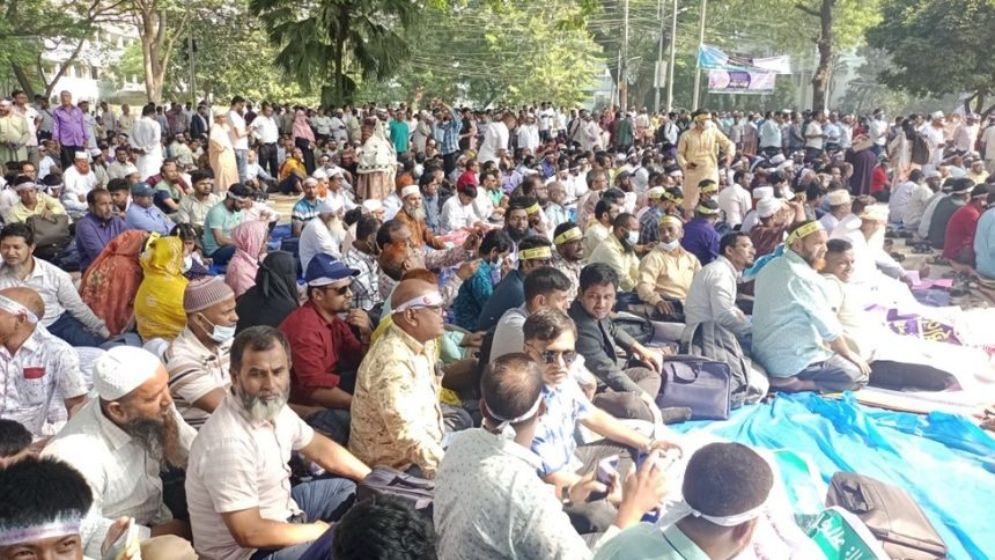 শাহবাগে প্রাথমিক শিক্ষকদের ‘কলম বিসর্জন’ কর্মসূচি