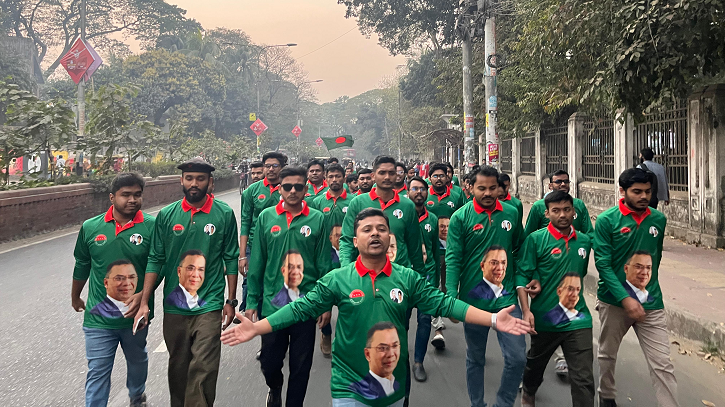 ধানের শীষের প্রচারণায় ঢাবিতে প্রিন্সের নেতৃত্বে ছাত্রদলের শুভেচ্ছা মিছিল