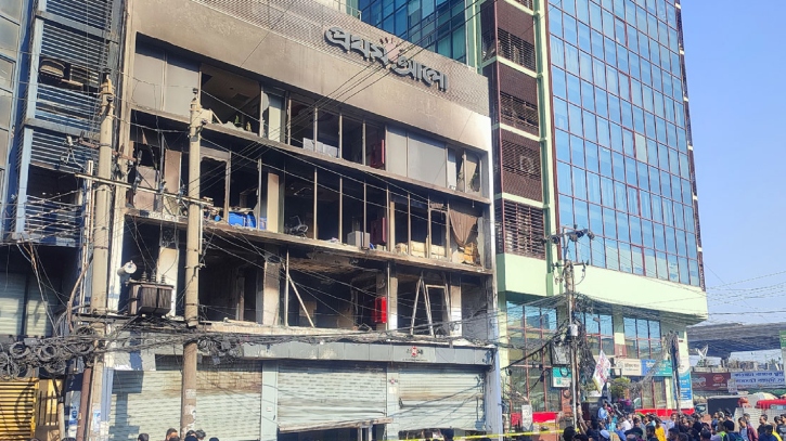 প্রায় ১০ ঘণ্টার চেষ্টায় পুরোপুরি নিভল প্রথম আলো কার্যালয়ের আগুন