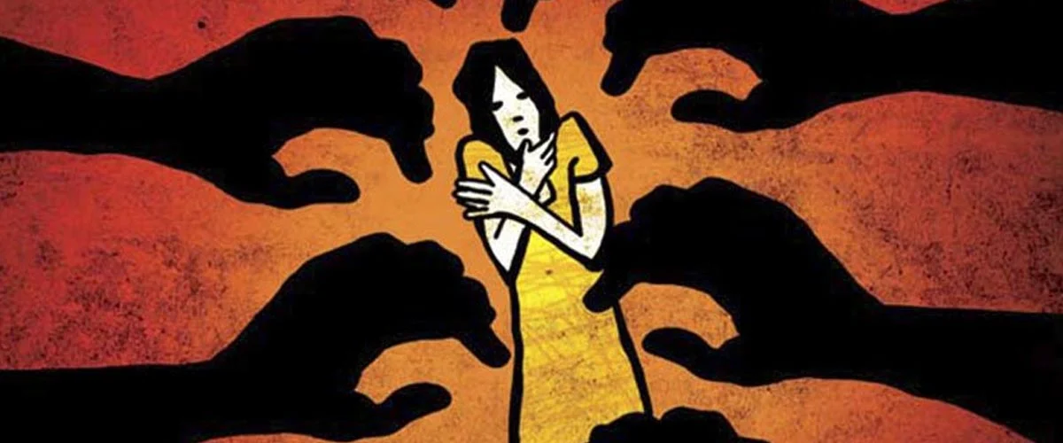 ঘরে একা পেয়ে গৃহবধূকে সংঘবদ্ধ ধর্ষণ!