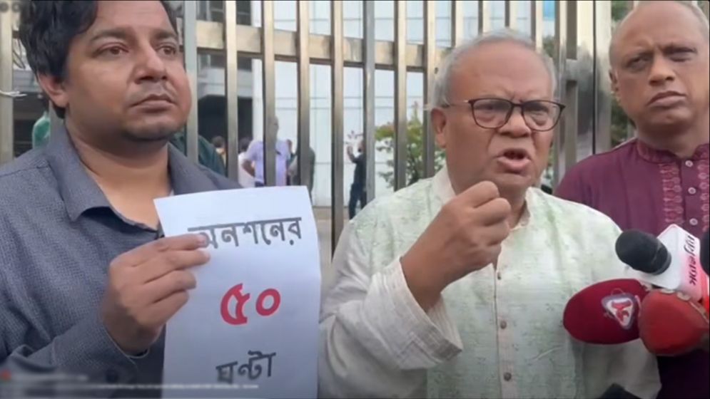 অনশনরত তারেকের পাশে দাঁড়িয়ে রিজভী যা বললেন