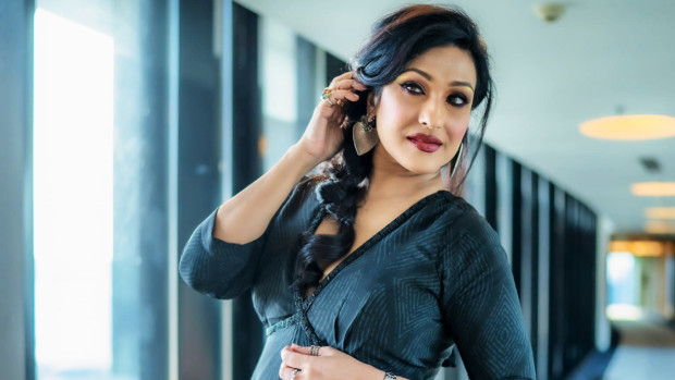 স্বামীর জন্মদিনে হৃদয় স্পর্শ করা আবেগঘন পোস্ট ঋতুপর্ণার