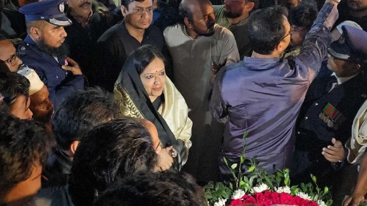 শহীদ মিনারে রুমিন ফারহানাকে বাধা দেওয়া হয়, শেষ পর্যন্ত শ্রদ্ধা না জানিয়ে ফিরে যান