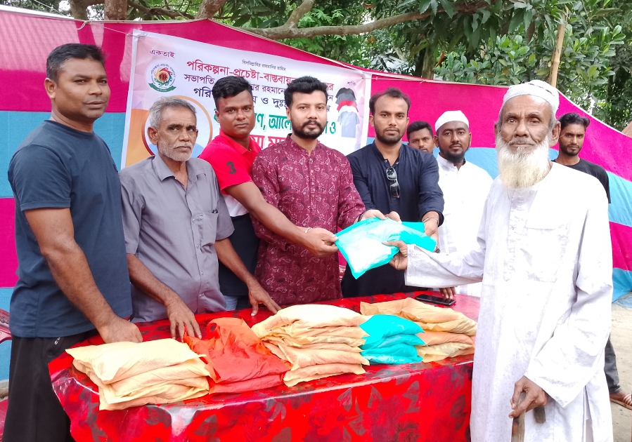 সারিয়াকান্দিতে স্বেচ্ছাসেবী সংগঠনের উদ্যোগে ২০০ অসহায় পরিবার পেল নতুন বস্ত্র