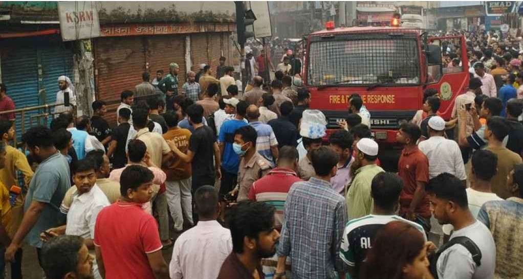 গুলিস্তানে জুতার গোডাউনে আগুন, দ্রুত নিয়ন্ত্রণে ফায়ার সার্ভিস
