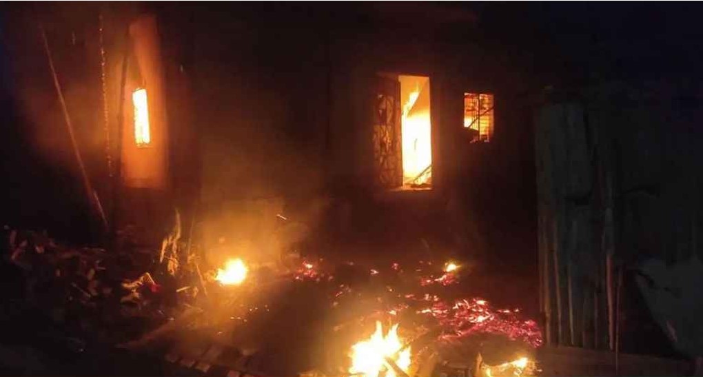 প্রেমিককে কুপিয়ে জখম, ক্ষোভে প্রেমিকার স্বজনদের বাড়িতে আগুন