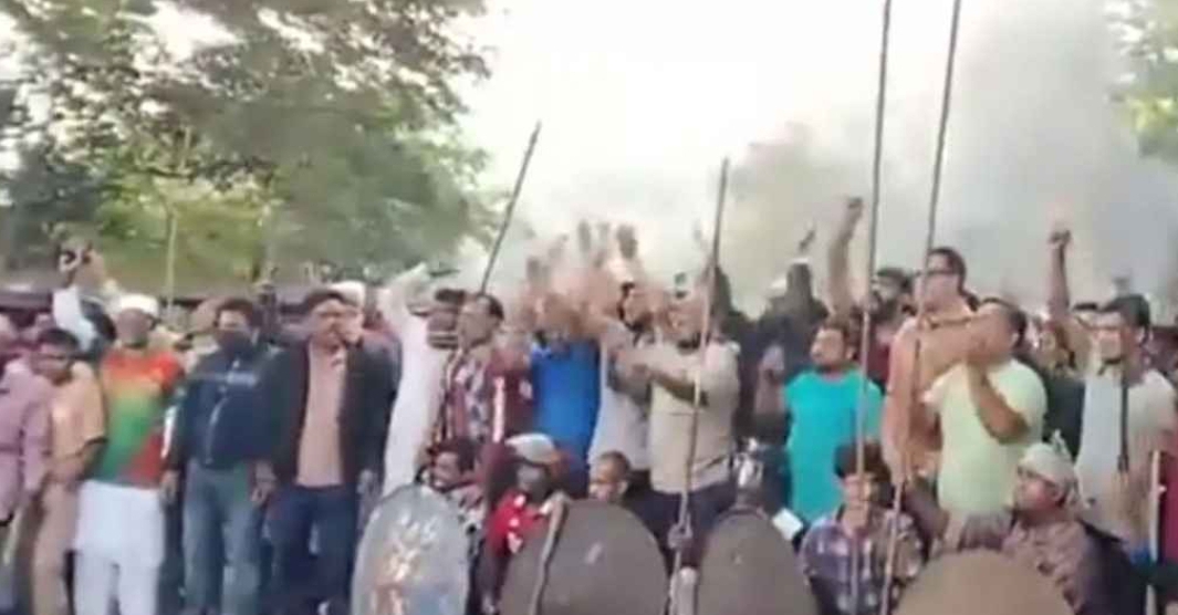 মহাসড়কে আ.লীগের অস্ত্র মহড়া, থমকে গেছে যান চলাচল