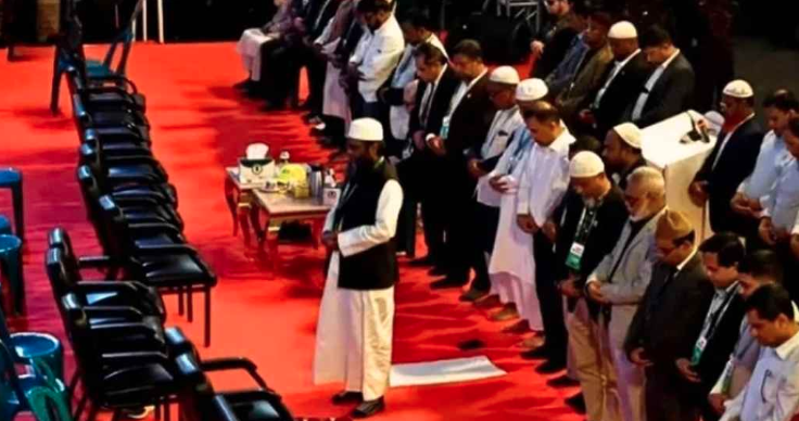 সমাবেশের মঞ্চেই নামাজ আদায় করলেন তারেক রহমান