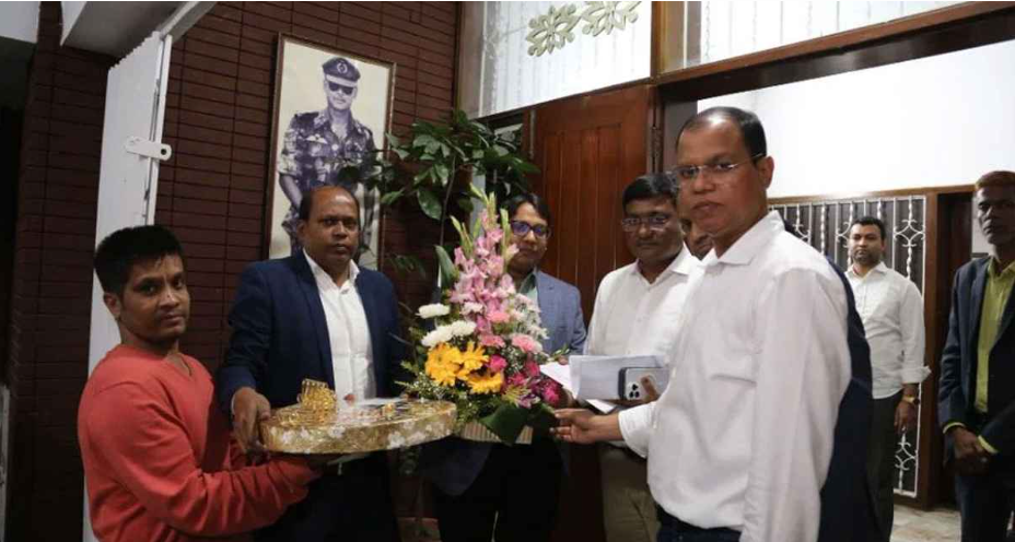 মমতা বন্দ্যোপাধ্যায় তারেক রহমানকে পাঠালেন ফুল ও মিষ্টি