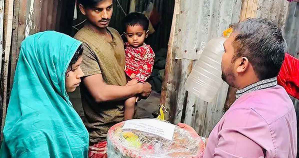 প্রধানমন্ত্রীর পক্ষ থেকে ভাসানটেকে ইফতার সামগ্রী বিতরণ কার্যক্রম