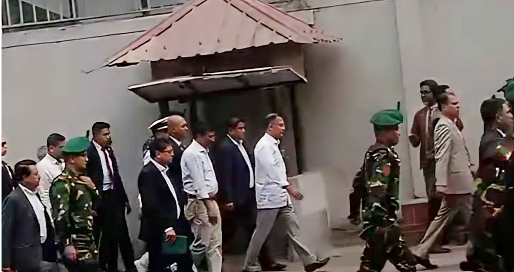সচিবালয় থেকে হেঁটে ওসমানী মিলনায়তনে পৌঁছালেন প্রধানমন্ত্রী