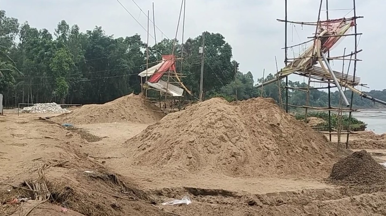 নালিতাবাড়ীতে অবৈধভাবে উত্তোলিত প্রায় ৩০ লাখ ঘনফুট বালু জব্দ