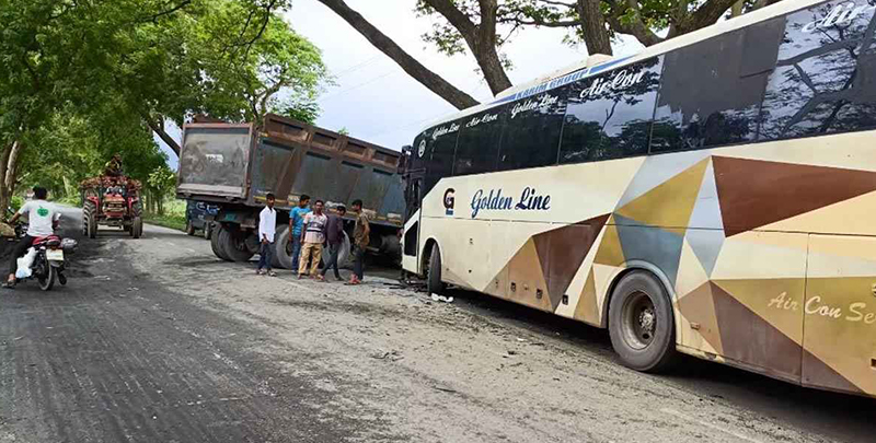 মহেশপুরে বাস-ট্রাকের সংঘর্ষে আহত ১৫