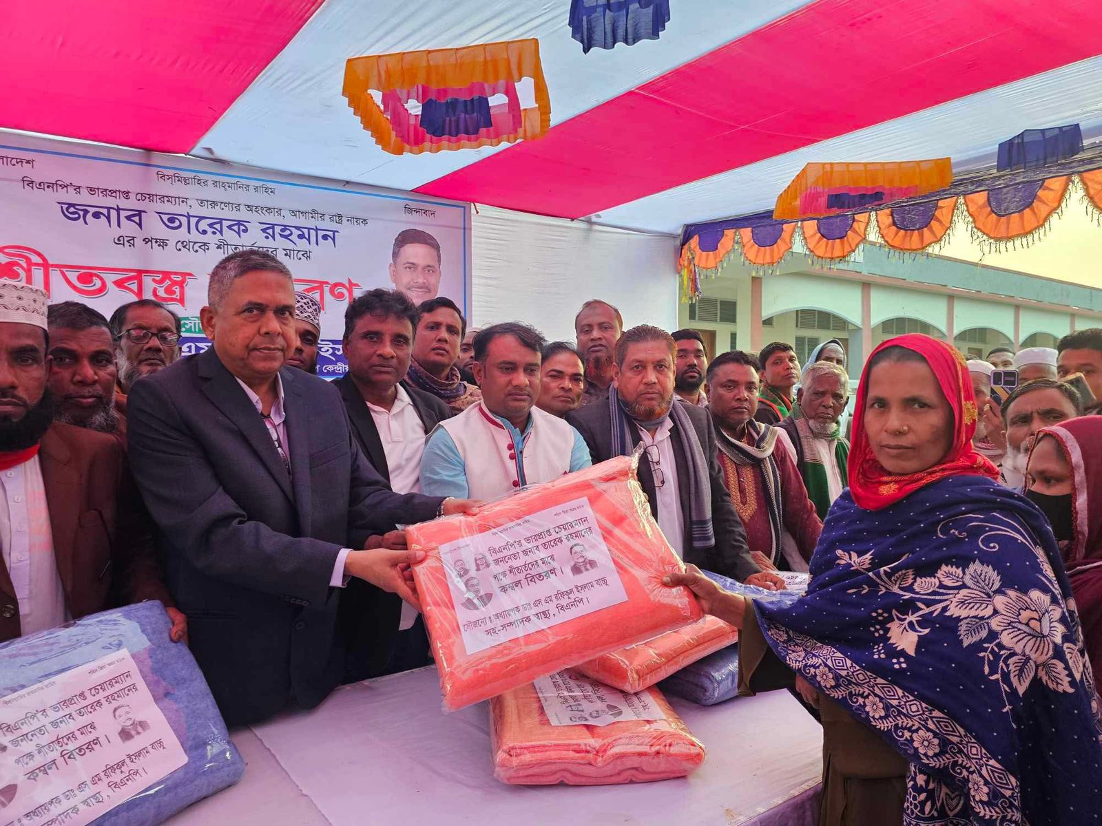 শ্রীপুরে তারেক রহমানের পক্ষ থেকে শীতার্তদের মাঝে কম্বল বিতরণ