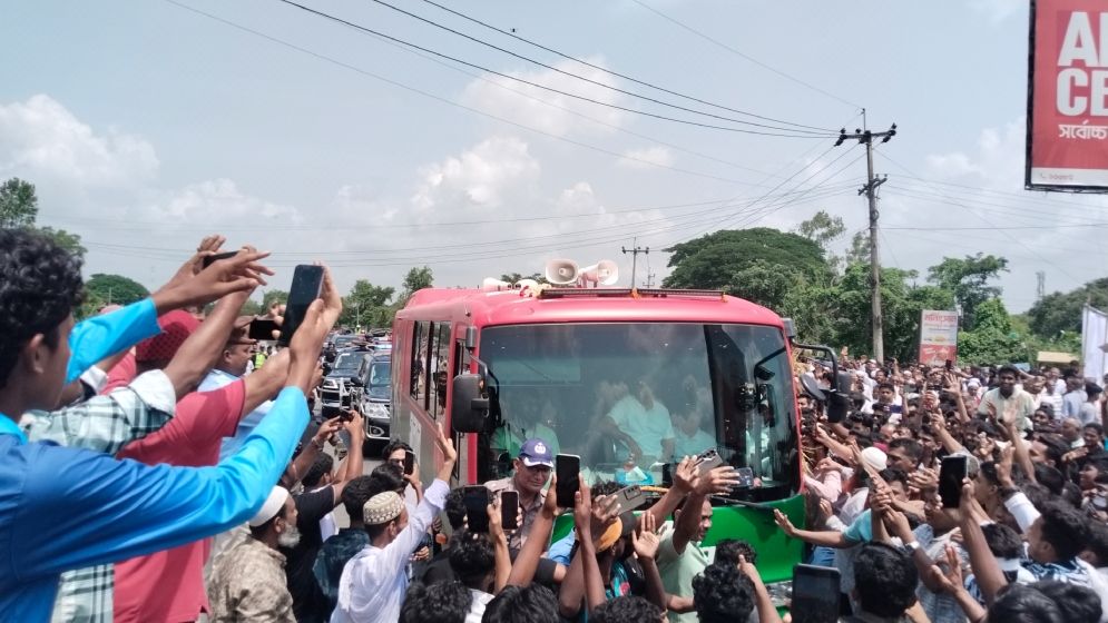 কুমিল্লায় পথে পথে তারেক রহমানকে বরণ, নেতাকর্মীদের ঢলে জনসমুদ্রে রূপ নেয় মহাসড়ক!