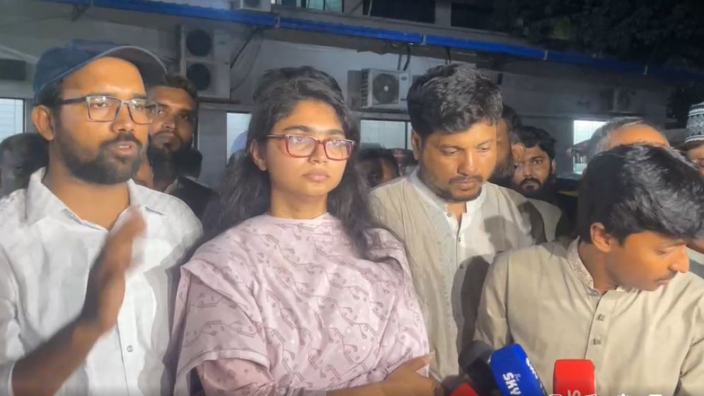 আহত মাদ্রাসা শিক্ষকদের দেখতে ঢাকা মেডিকেলে গেলেন এনসিপি নেত্রী তাসনিম