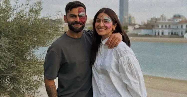 অর্ধেক অঙ্কিত মুখের ছবিতে ভক্তদের নববর্ষের শুভেচ্ছা জানালেন কোহলি-আনুশকা